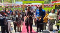 Disaksikan Ketua Pengurus, Manager, Karyawan Budi Artha Mandiri dan Undangan, Wakil Bupati Alor Rocky Winaryo, SH, MH menggunting pita sebagai tanda diresmikannya Gedung Kantor Budi Artha Mandiri, Kamis (28/08/2025). FOTO: OM MO/RP
