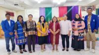 Pengurus GAMKI Alor bersama, senior, Pdt. Orni Laukamang dan nara sumber dialog Kekerasan Terhadap Perempuan dan Anak dalam satu sesi foto. FOTO: DM