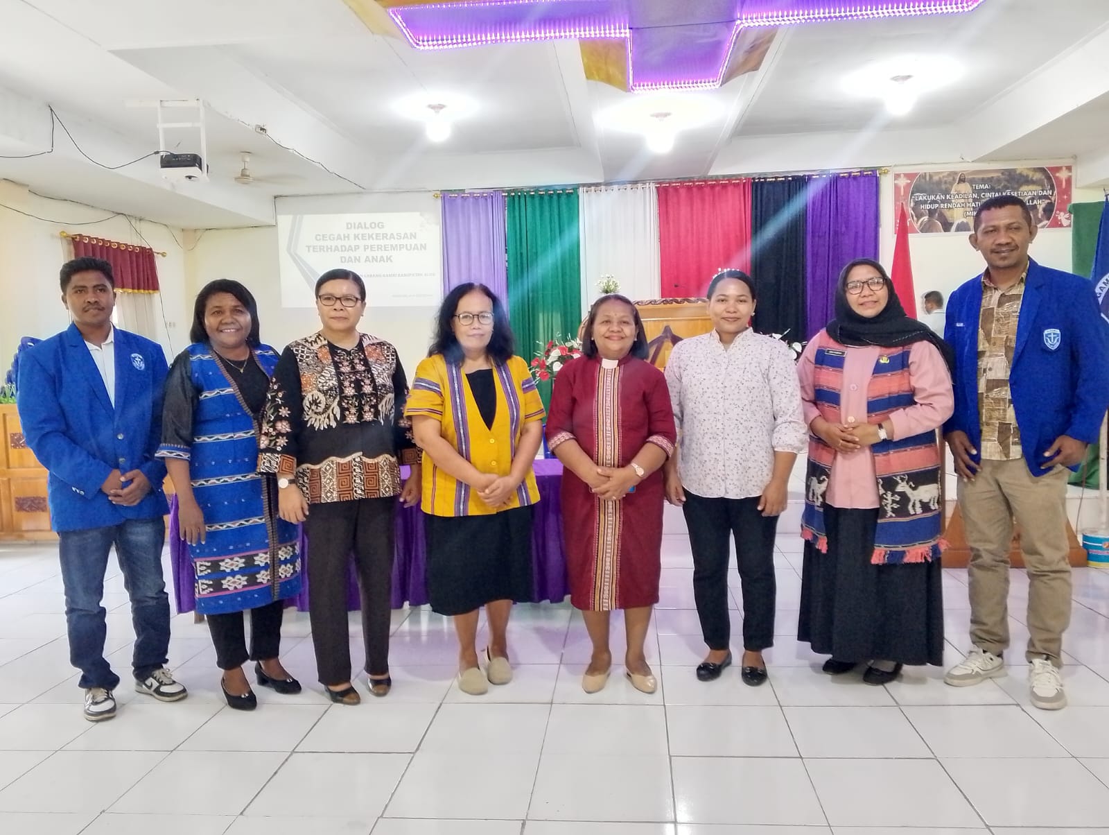 Pengurus GAMKI Alor bersama, senior, Pdt. Orni Laukamang dan nara sumber dialog Kekerasan Terhadap Perempuan dan Anak dalam satu sesi foto. FOTO: DM
