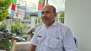 Kades Lembur Barat, Abner Yetimau. FOTO: OM MO/RP