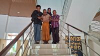 Korban Lakalantas oleh oknum anggota DPRD Alor, Hasan Jaku (78) dituntun anggota keluarga turun melalui tangga lantai dua gedung DPRD usai bersama keluarga menemui Pimpinan DPRD setempat. FOTO: OM MO/RP