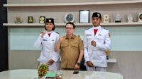 Merli A. Mausali dan Indra Maro dalam satu sesi foto bersama Wakil Bupati Alor Rocky Winaryo, SH, MH di Ruang Kerja Wakil Bupati Alor. FOTO: OM MO/RP