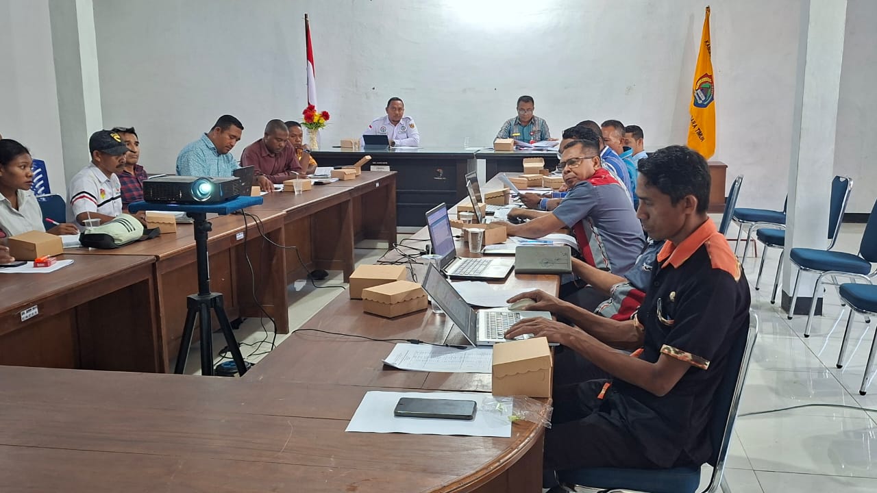Suasana Rapat Bersama antara P3MD Kabupaten Alor bersama OPD Teksnis membahas 20 persen dari dana desa mendukung program ketahanan pangan. Rapat dipimpin Kepala Beppelitbang Melki Belly, S.Sos, M.SI didampingi TA Pemberdayan Masarakat, Sahbudin. FOTO:OM MO/RP