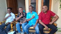 Para Petinggi Yayasan Abdi Mulia Sejahetra bersama Kuasa Hukum Yusak Tasusbele, SH (kedua dari kiri) dalam satu sesi foto setelah Jumpa Pers dengan pekerja media, Selasa (19/08/2025). Dari kanan ke kiri Sekretaris Yayasan AMS Mores Djaha, Kedua dari kiri Ketua Yayasan Mulaiawan Jawa, SH dan dari kanan ke kiri Pengawas Yayasan Sony Beri Binna. FOTO: OM MO/RP