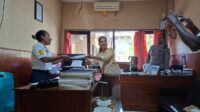 Aisyah sedang menyerahkan pengaduan kepada salah seorang staf tata usaha pimpinan di Polres Alor. FOTO: OM MO/RP