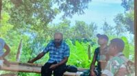 Kades Lembur Barat dan sejumlah tokoh dalam suatu kegiatan santai. FOTO:DOK