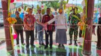 Bersama dua Calon Paskibraka, Kepala Kesbangpol Kabupaten Alor Mesak Blegur, S.Pi memotong pita sebagai simbol pendidikan dan pelatihan Paskibraka Alor memasuki Desa Bahagia. FOTO: OM MO/radarpantar.com