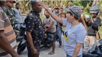 Disaksikan warga, Ketua Yayasan Abdi Mulia Sejahtera Muliawan Djawa sedang adu mulut dengan mantan bendaharnya Aisyah. FOTO:MABES/INFONTT
