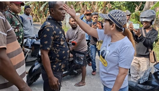 Disaksikan warga, Ketua Yayasan Abdi Mulia Sejahtera Muliawan Djawa sedang adu mulut dengan mantan bendaharnya Aisyah. FOTO:MABES/INFONTT
