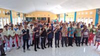 Wakil Bupati Alor Rocky Winaryo, SH, MH, Kepala SMA Katolik Santu JOseph Kalabahi bersama Pejabat BPBD Propinsi NTT, dan sejumlah pejabat pemerintah di Alor dalam satu sesi foto bersama guru-guru dan pelajar SMA Katolik Santu Joseph. FOTO: OM MO/RP