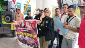Aktivis IMP2 dan Dream News Alor saat tiba di Gedung DPRD Alor. FOTO:DOK