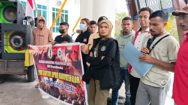 Aktivis IMP2 dan Dream News Alor saat tiba di Gedung DPRD Alor. FOTO:DOK