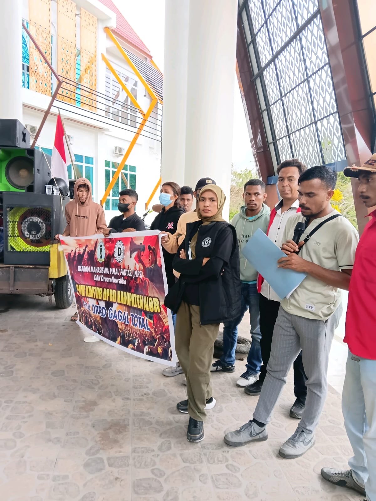 A IMP2 Aktivis IMP2 dan Dream News Alor saat tiba di Gedung DPRD Alor. FOTO:DOK