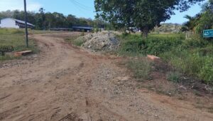 Ini Pengerasan Jalan Menuju Bengkel Milik Peibadi Oknum Anggota DPRD MBD yang diduga dibangun dengan dana POKIR. FOTO:ITM