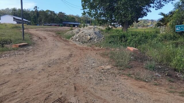 Ini Pengerasan Jalan Menuju Bengkel Milik Peibadi Oknum Anggota DPRD MBD yang diduga dibangun dengan dana POKIR. FOTO:ITM