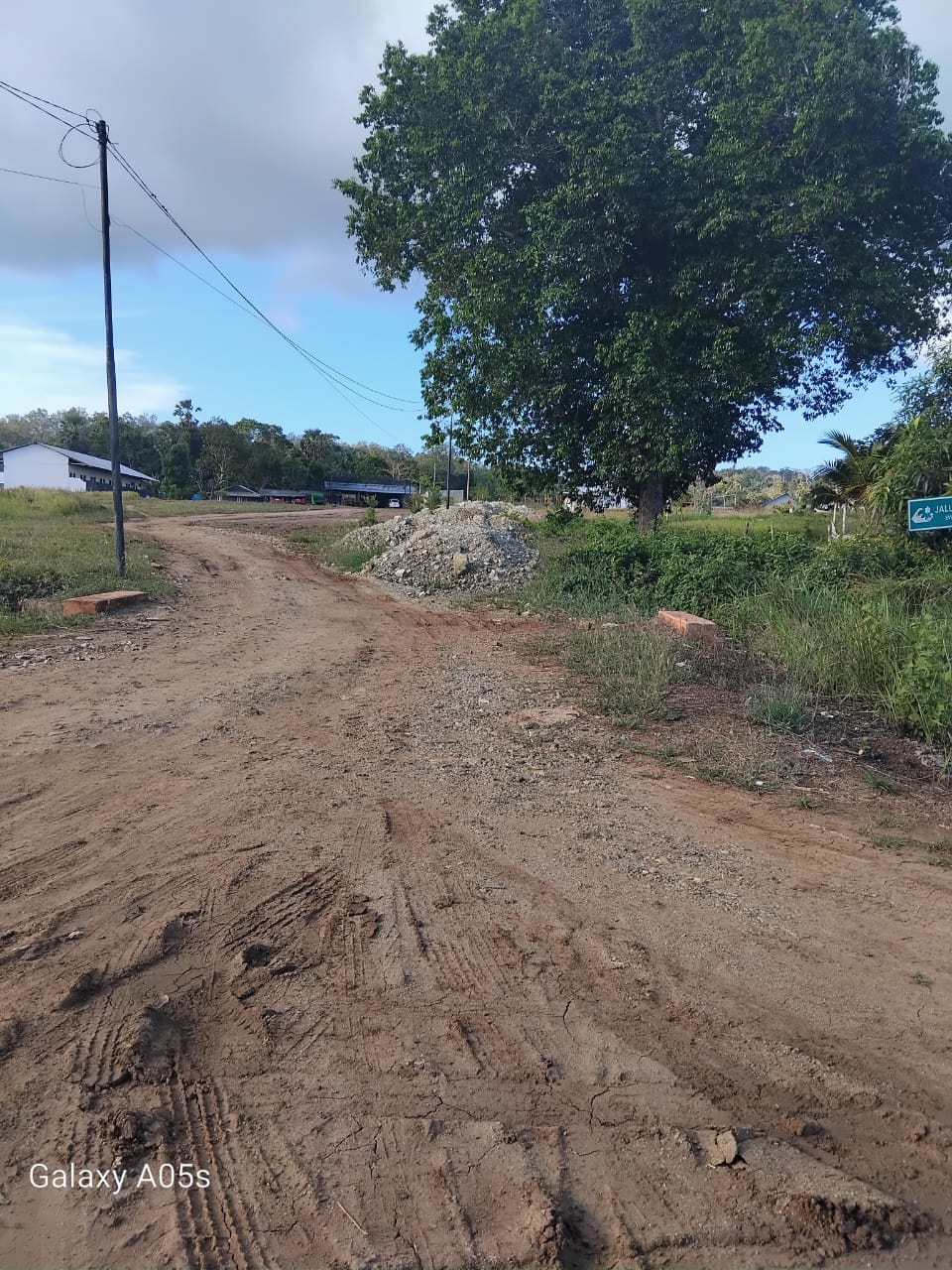 Ini Pengerasan Jalan Menuju Bengkel Milik Peibadi Oknum Anggota DPRD MBD yang diduga dibangun dengan dana POKIR. FOTO:ITM