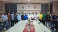 Wakil Bupati Alor Rocky Winaryo, SH, MH dan para pimpinan OKP di Alor dalam satu sesi foto di Ruang Kerjanya. FOTO: OM MO/RP
