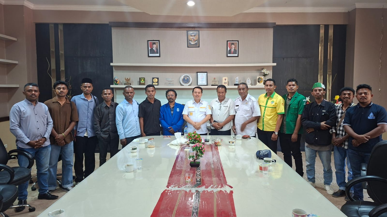 Wakil Bupati Alor Rocky Winaryo, SH, MH dan para pimpinan OKP di Alor dalam satu sesi foto di Ruang Kerjanya. FOTO: OM MO/RP