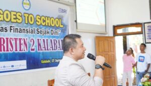 Pimpinan Cabang BRI Kalabahi, Wahyuniarto sedang memaparkan materi di hadapan ratusan pelajar dan guru SMA Kristen 2 Kalabahi, Sabtu (27/09/2025). FOTO: OM MO/RP