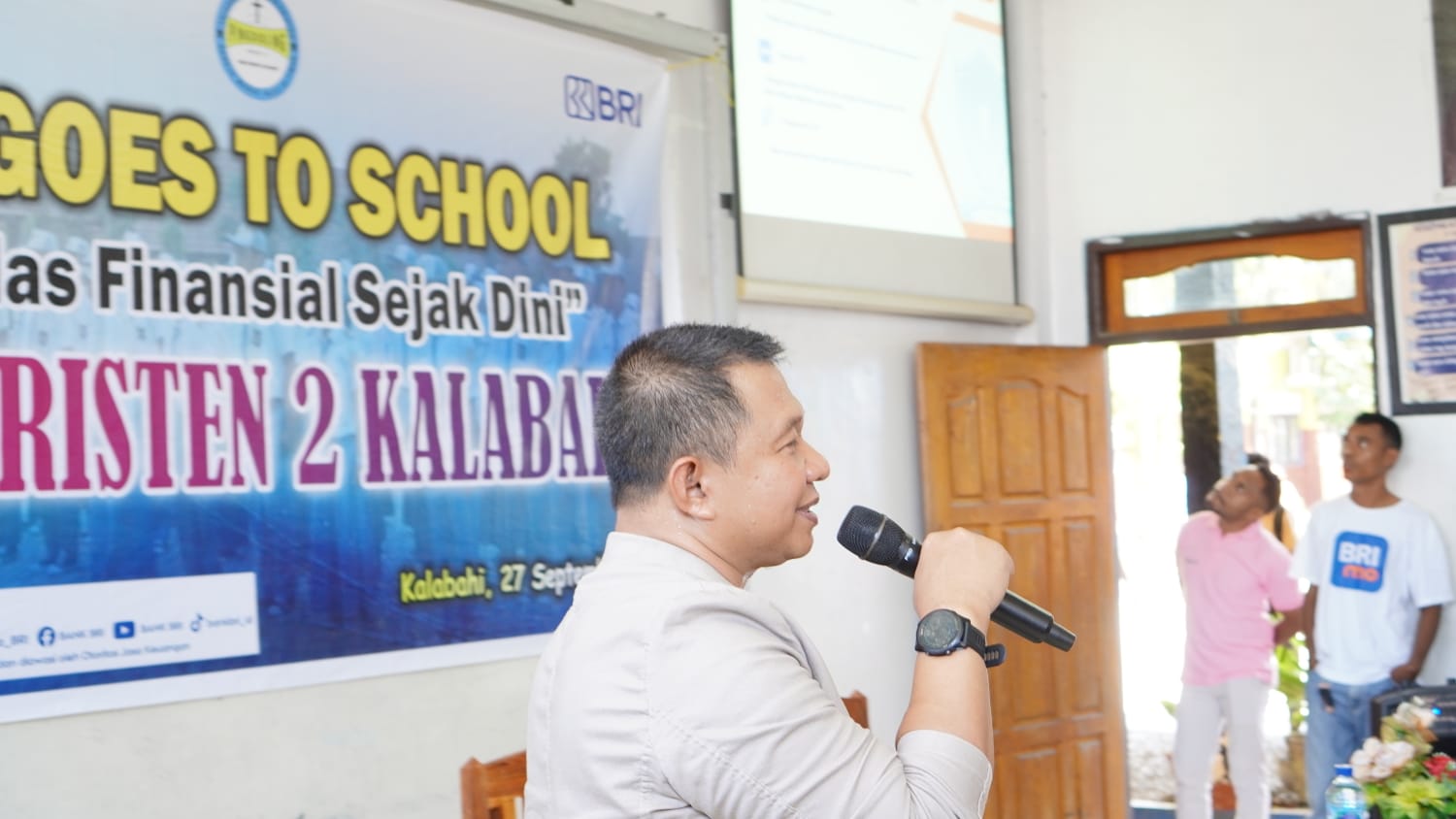 Pimpinan Cabang BRI Kalabahi, Wahyuniarto sedang memaparkan materi di hadapan ratusan pelajar dan guru SMA Kristen 2 Kalabahi, Sabtu (27/09/2025). FOTO: OM MO/RP