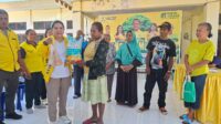 Ketua DPD II Partai Golkar Kabupaten Alor Aksa Yuniorita Blegur menyerahkan paket sembako murah kepada salah seorang warga dalam Pasar Murah yang dipusatkan di Kantor Partai Golkar setempat, Sabtu (04/10/2025). FOTO: OM MO/RP