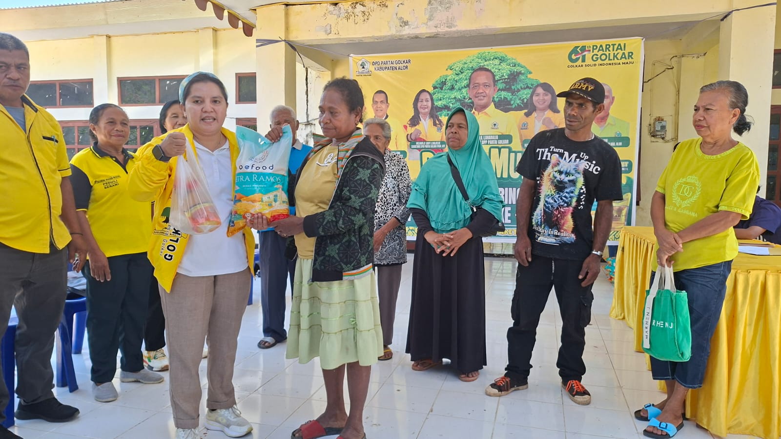 Ketua DPD II Partai Golkar Kabupaten Alor Aksa Yuniorita Blegur menyerahkan paket sembako murah kepada salah seorang warga dalam Pasar Murah yang dipusatkan di Kantor Partai Golkar setempat, Sabtu (04/10/2025). FOTO: OM MO/RP