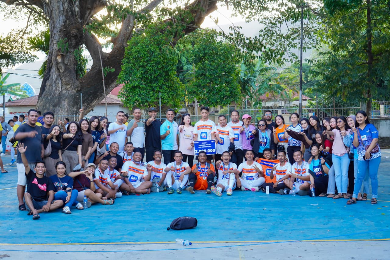 BRI FUTSAL 2 Tim Futsal BRI Cabang Kalabahi dalam satu sesi foto bersama Ketua TIm Penggerak PKK Kabupaten Alor Ny. Lidya Siawan, Ketua AFK Alor Alios Wakano, Panitia dan suporter dari BRI Cabang Alor. FOTO:DOK