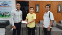 Supervisor BRI Cabang Kalabahi Denny Darmawan Kinanggi menyerahkan bantuan sebagai wujud dukungan BRI kepada Panitia Pekan Wismaraya yang diterima Kepala BIdang Promosi pada Dinas Pariwisata dan Ekonomi Kreatif Kabupaten Alor, Sony Lutsina. FOTO:DOK