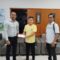 Supervisor BRI Cabang Kalabahi Denny Darmawan Kinanggi menyerahkan bantuan sebagai wujud dukungan BRI kepada Panitia Pekan Wismaraya yang diterima Kepala BIdang Promosi pada Dinas Pariwisata dan Ekonomi Kreatif Kabupaten Alor, Sony Lutsina. FOTO:DOK