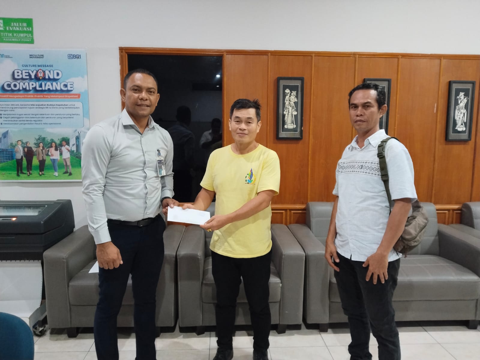 BRI WISMA RAYA1 Supervisor BRI Cabang Kalabahi Denny Darmawan Kinanggi menyerahkan bantuan sebagai wujud dukungan BRI kepada Panitia Pekan Wismaraya yang diterima Kepala BIdang Promosi pada Dinas Pariwisata dan Ekonomi Kreatif Kabupaten Alor, Sony Lutsina. FOTO:DOK