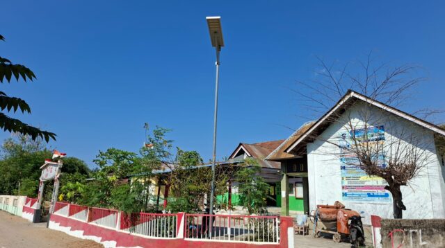 Ini salah satu PJU atau Lampu Jalan yang dipasang di salah satu desa di Kabupaten Alor. FOTO:OM MO/RP