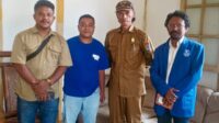 a VOLY GAMKI Ketua DAMKI ALOR Demas Mautuka (kanan) bersama Ketua PBVI Alor Abraham Dollu (kedua dari kanan) dalam satu sesi foto bersama dua panitia turnamen Volly Ball. FOTO:DOK