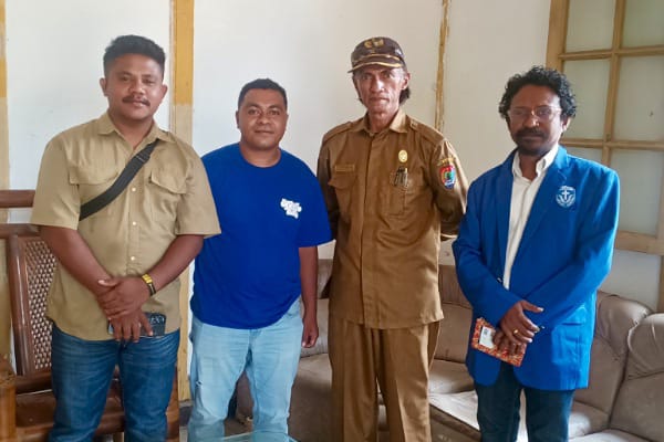 a VOLY GAMKI Ketua DAMKI ALOR Demas Mautuka (kanan) bersama Ketua PBVI Alor Abraham Dollu (kedua dari kanan) dalam satu sesi foto bersama dua panitia turnamen Volly Ball. FOTO:DOK