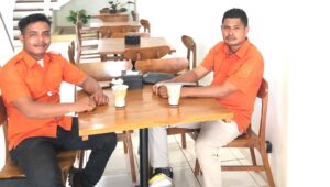 Moch Zainal, SH dan Rian Masaid, SH selaku kuasa hukum Irvan dan Mukhlis dari Kantor Hukum Sya'ban Sartono Leky dan Associates. FOTO:ITM