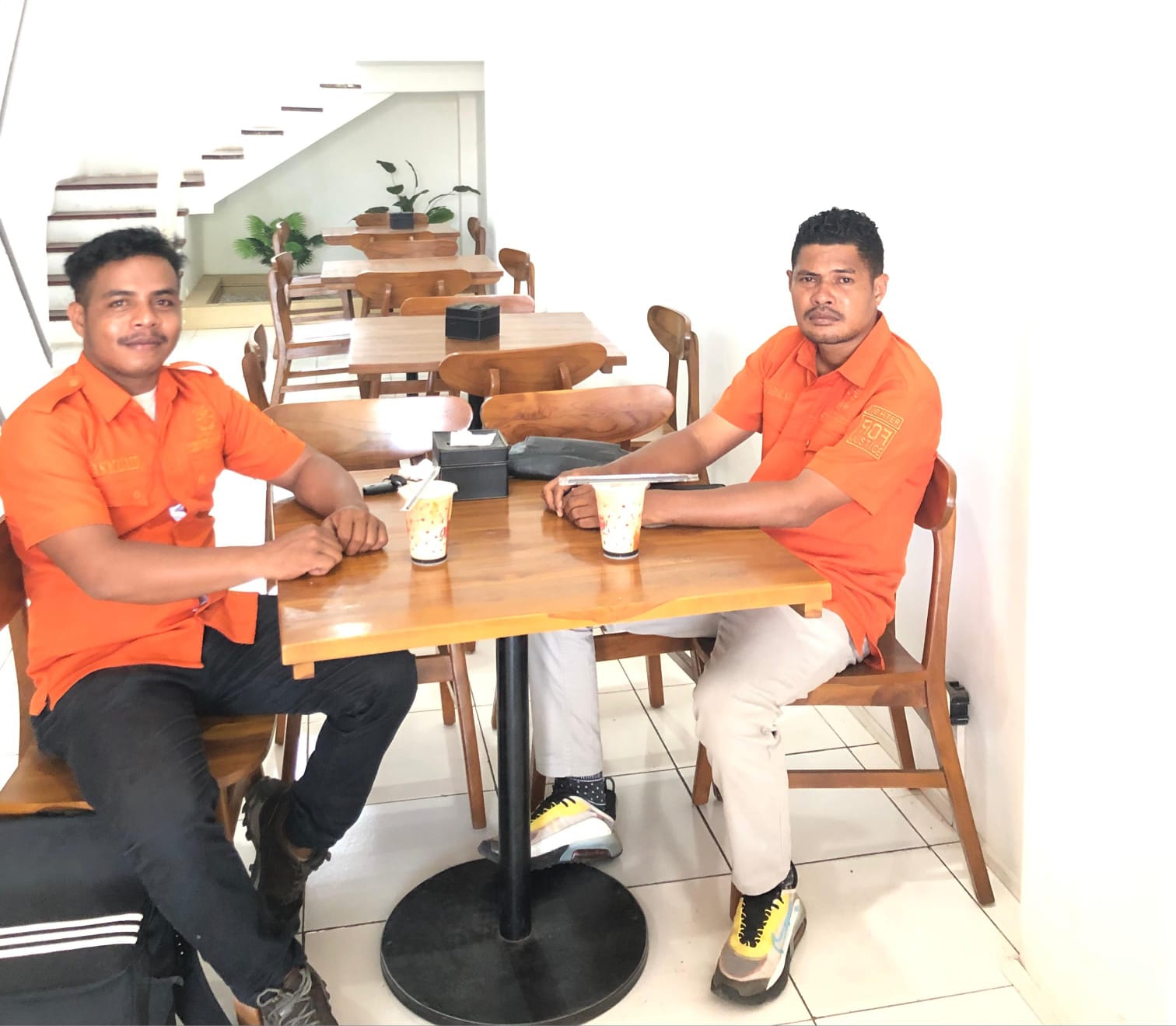 Moch Zainal, SH dan Rian Masaid, SH selaku kuasa hukum Irvan dan Mukhlis dari Kantor Hukum Sya'ban Sartono Leky dan Associates. FOTO:ITM