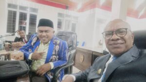Anggota DPRD Alor Fraksi Partai NASDEM Deny Padabang (tengah). FOTO:ISTIMEWAH