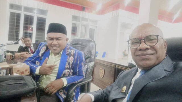 Anggota DPRD Alor Fraksi Partai NASDEM Deny Padabang (tengah). FOTO:ISTIMEWAH