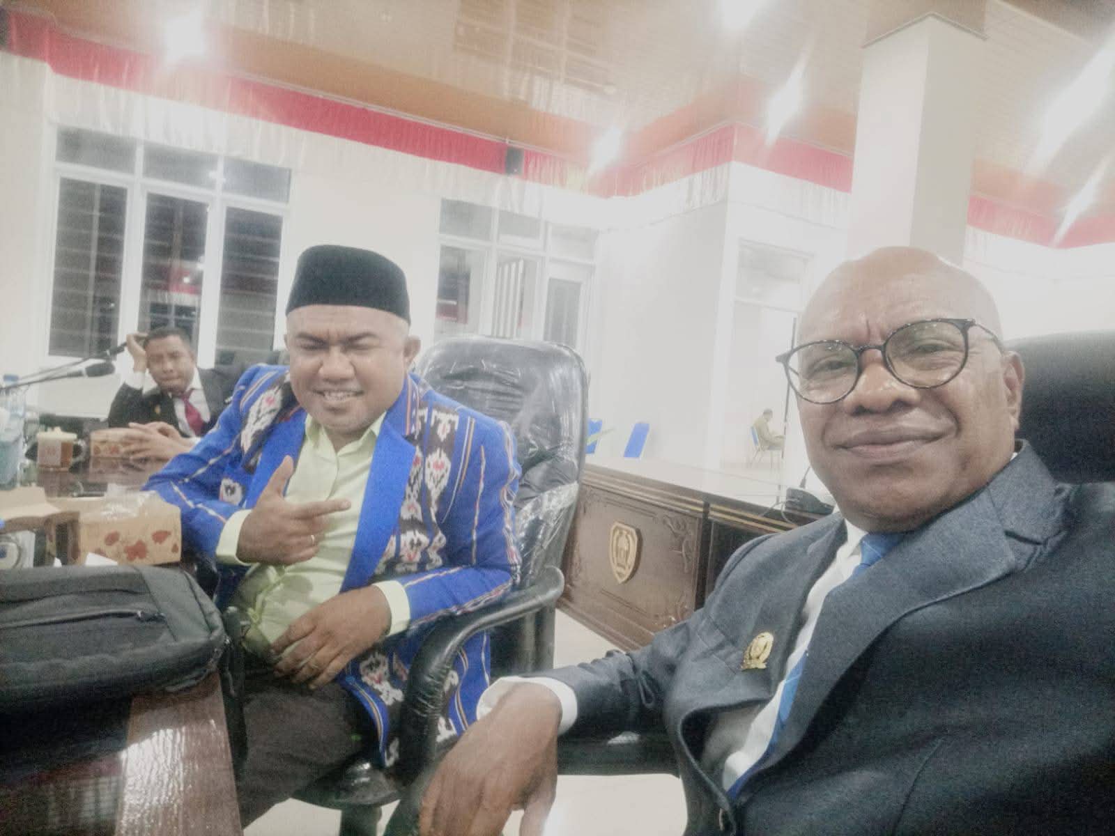 Anggota DPRD Alor Fraksi Partai NASDEM Deny Padabang (tengah). FOTO:ISTIMEWAH