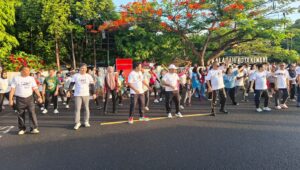 Pimpinan Cabang BRI Kalabahi, Wahyuniarto, Kepala Kejaksaan Negeri Alor Moh. Nursaitias, SH, MH dan sejumlah pejabat teras daerah masing-masing dengan gayanya di senam zuumba Car Free Day dalam rangka HUT BRI ke-130, Sabtu (13/12/2025). FOTO:MORISWENI/RADARPANTAR.com