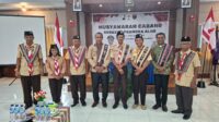 Kadis Pendidikan Kadis Pendidikan Alor Fredrik Lahal, SH dan Sekretaris Kwarda Propinsi NTT Dr. Drs. Blajan Konradus, MA serta Pdt. Elihud Pandu dalam satu sesi foto bersama Pengurus Kwarcab Kabupaten Alor usai pembukaan Muscab. FOTO:MORISWENI/RP