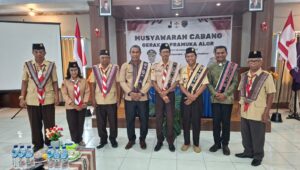 Kadis Pendidikan Alor Fredrik Lahal, SH dan Sekretaris Kwarda Propinsi NTT Dr. Drs. Blajan Konradus, MA serta Pdt. Elihud Pandu dalam satu sesi foto bersama Pengurus Kwarcab Kabupaten Alor usai pembukaan Muscab. FOTO:MORISWENI/RP
