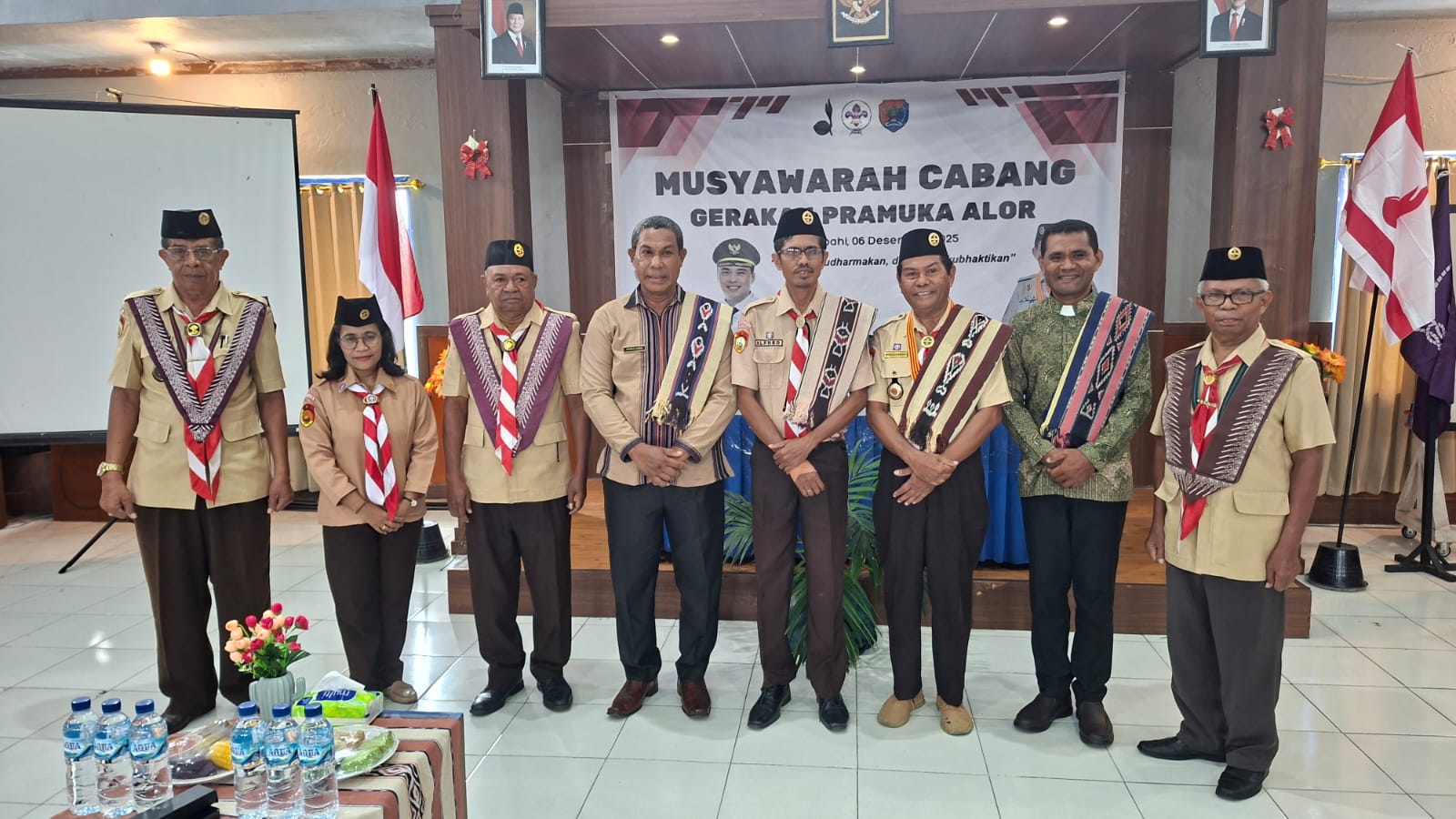 Kadis Pendidikan Alor Fredrik Lahal, SH dan Sekretaris Kwarda Propinsi NTT Dr. Drs. Blajan Konradus, MA serta Pdt. Elihud Pandu dalam satu sesi foto bersama Pengurus Kwarcab Kabupaten Alor usai pembukaan Muscab. FOTO:MORISWENI/RP