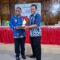 Koordinator Tim Ekspedisi Patriot dari Universitas Gajah Mada (UGM) Jokjakarta, DR. Rury Eprilurahman memberikan cinderamata kepada Sekda Alor Obeth Bolang, S.Sos, M.AP. FOTO:MW/RP