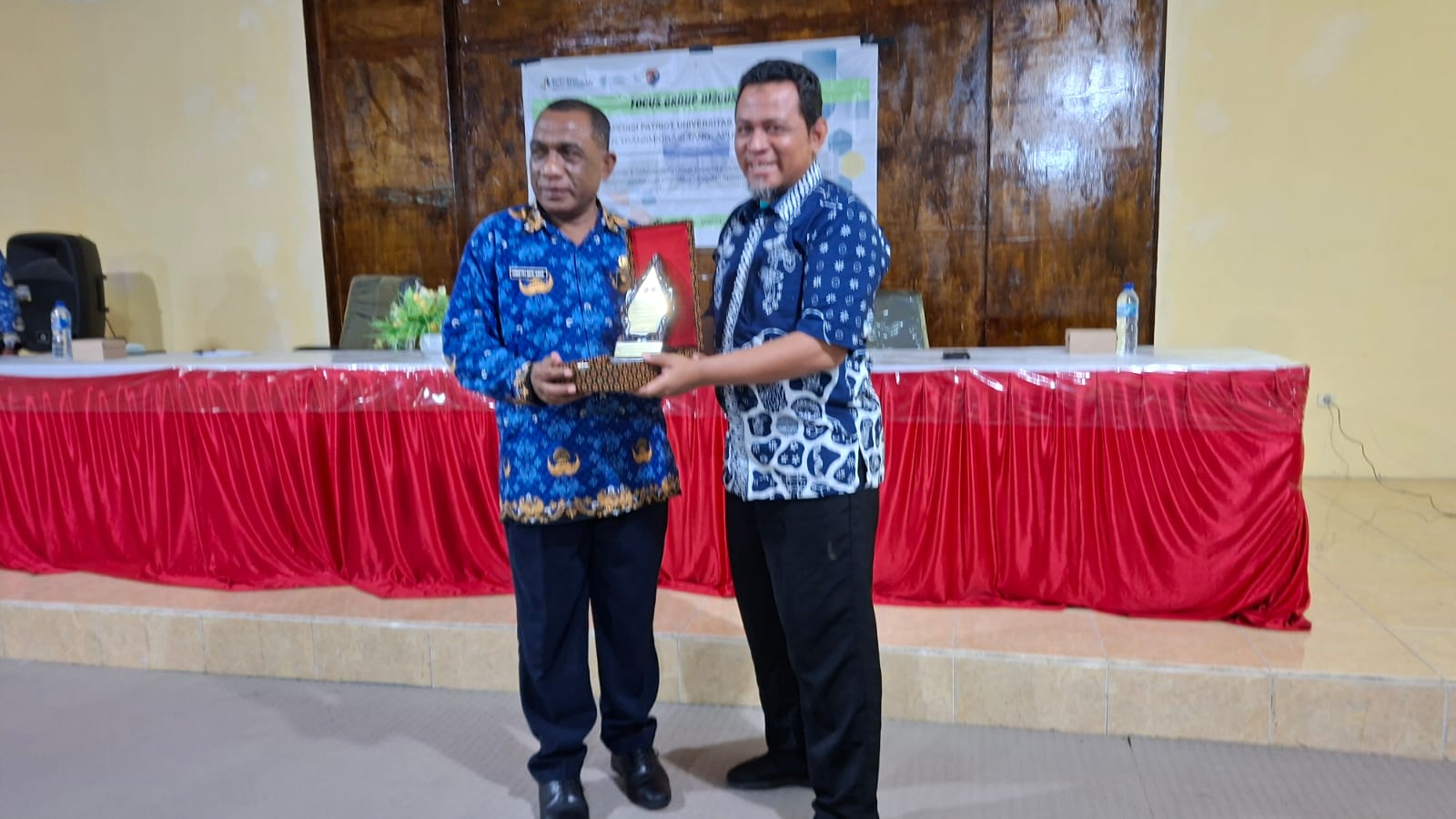 Koordinator Tim Ekspedisi Patriot dari Universitas Gajah Mada (UGM) Jokjakarta, DR. Rury Eprilurahman memberikan cinderamata kepada Sekda Alor Obeth Bolang, S.Sos, M.AP. FOTO:MW/RP