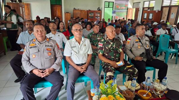 Kepala Dinas Pertanian dan Perkebunan Kabupaten Alor Harun Rasyid Miran, SP (Kedua dari kiri) dalam sebuah serimonial pemerintahan. FOTO:ITM