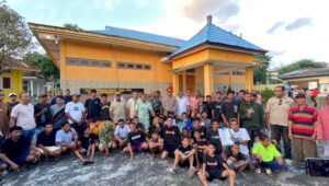 Kapolres Alor AKBP. Nur Azhari, SH dan Pj. Sekda Alor Obeth Bolang, S.Sos, M.AP dan sejumlah pejabat pose bersama pemuda BTN dan Lipa Bawah usai deklarasi perdamaian yang difasilitasi Polres Alor. FOTO:ITM